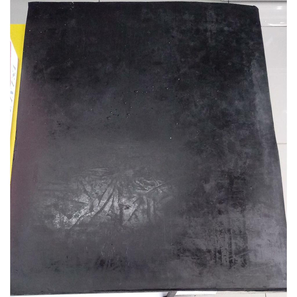 FALDON NEGRO DE HULE LISO 22X30
